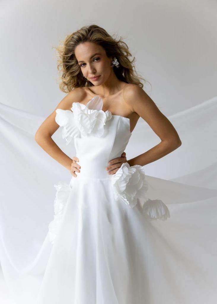 Пышное свадебное платье с акцентными цветами _ Lush wedding dress with accent flowers.jpg