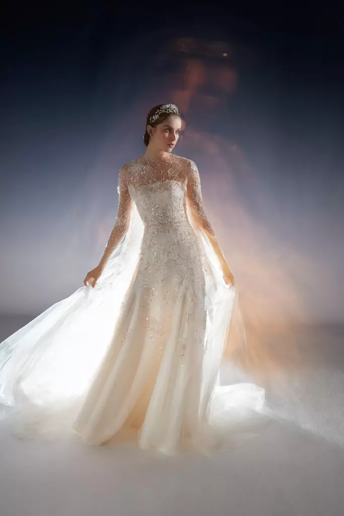 shanghai-abito-da-sposa-haute-couture-scivolato-in-tulle-ricamato-a-mano-pizzo-chantilly-cristalli-cappa-maniche-lunghe-strascico-peter-langner-1.jpg
