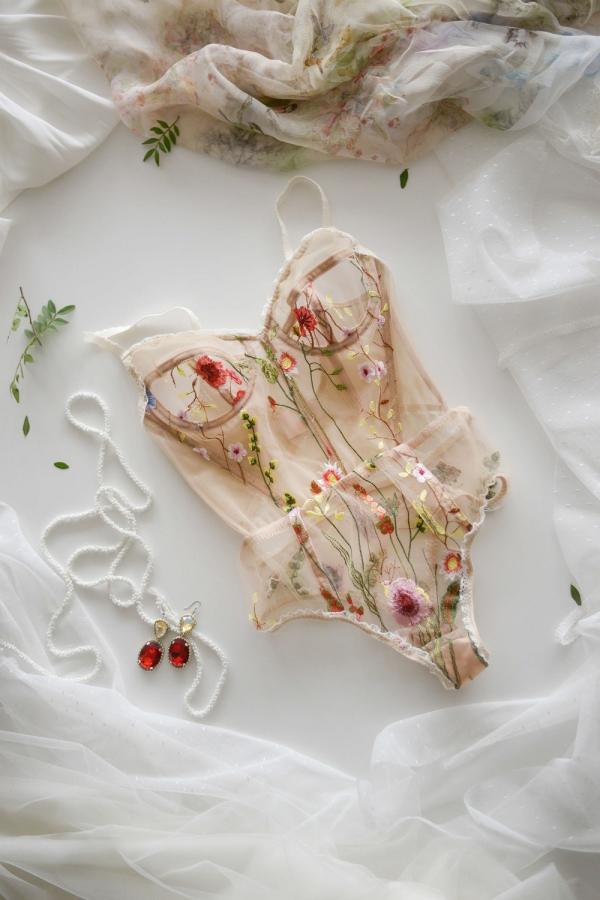 Свадебное белье и пеньюары salim