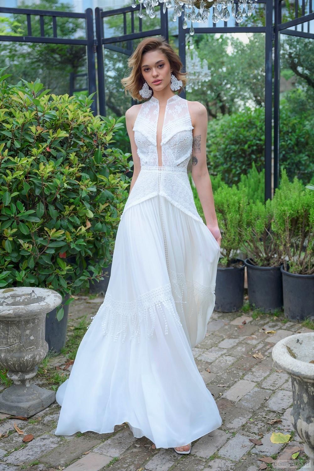 Свадебное платье из расшитого кружева