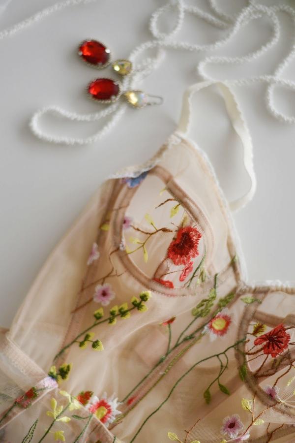 Свадебное белье и пеньюары salim